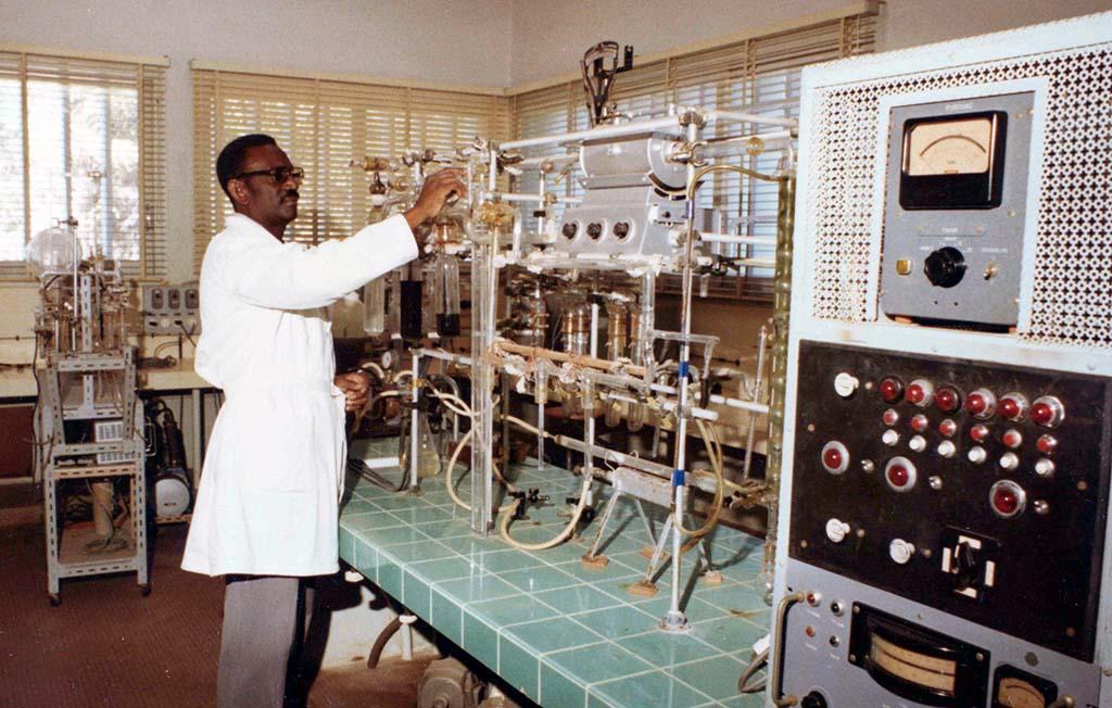 Cheikh-Anta-Diop-IFAN-laboratory-Dakar-1976